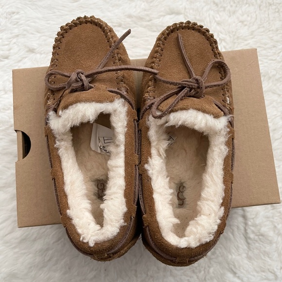 UGG Girls Dakota Slipper - Picture 5 of 7